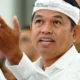 Gubernur Jawa Barat Dedi Mulyadi tetap bersikukuh jalankan program pendidikan karakter melalui pengiriman siswa bermasalah ke barak militer.