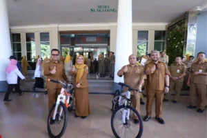 Wali Kota dan Wakil Wali Kota Batu Bagi-Bagi Sepeda dan Bola untuk ASN