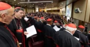 Sebanyak 133 kardinal dari 70 negara tengah bersiap memasuki Santa Marta, tempat isolasi khusus menjelang dimulainya konklaf pemilihan Paus baru