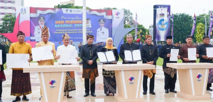 Gubernur Jawa Timur, Khofifah Indar Parawansa, saat memimpin upacara peringatan Hari Pendidikan Nasional (Hardiknas) 2025