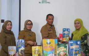 Dinas Perikanan Kabupaten Probolinggo dan DKP Provinsi Jawa Timur, menyerahkan bantuan fasilitasi kemasan ke UKM perikanan binaan