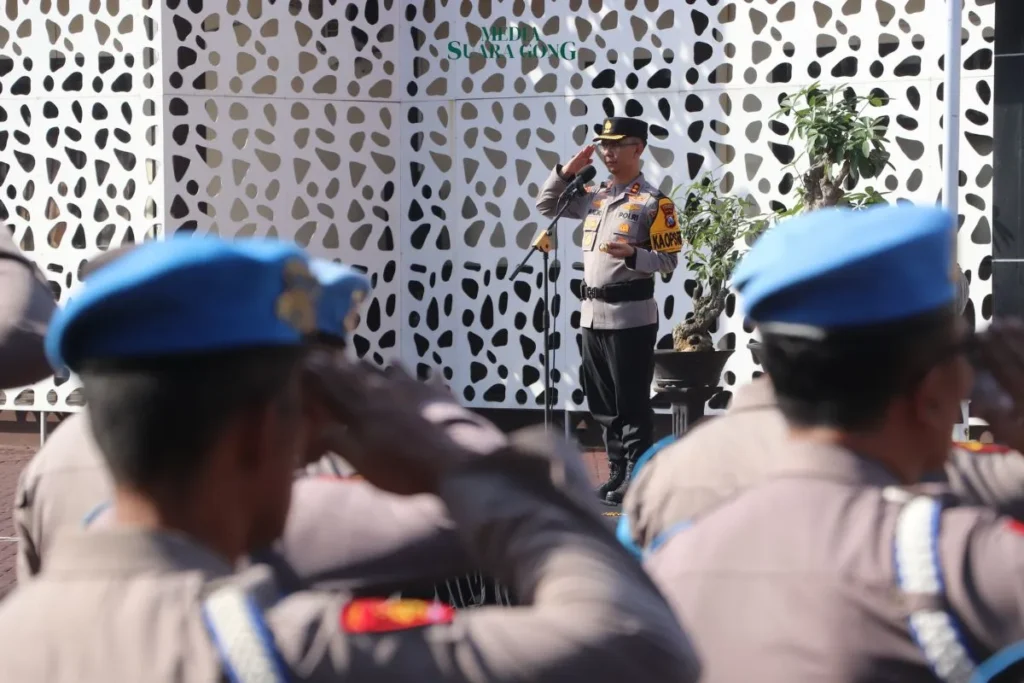 Ft : Suasana upacara PTDH seorang oknum personel polisi yang mengalami disorientasi seksual si halaman Mapolres Trenggalek