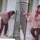 Viral video seorang nenek berlumuran darah berjalan menuruni tangga pasar yang diduga dihajar warga setelah ketauan mencuri Bawang Putih