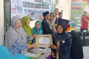 Wisuda Sekolah Lansia Tangguh di Alaspandan: Wujudkan Lansia Mandiri