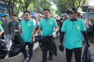 Bupati Probolinggo Pimpin Aksi Pungut Sampah di Jalan Sehat Harjakapro ke-279