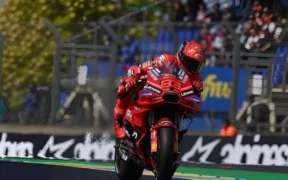 Di Motogp Prancis 2025, Marc Marquez kembali menunjukkan taringnya bersama Ducati Lenovo, memuncaki dua sesi latihan dan mengokohkan statusnya sebagai favorit juara akhir pekan ini.