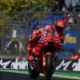 Di Motogp Prancis 2025, Marc Marquez kembali menunjukkan taringnya bersama Ducati Lenovo, memuncaki dua sesi latihan dan mengokohkan statusnya sebagai favorit juara akhir pekan ini.