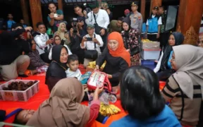 Khofifah Tinjau Lokasi Longsor dan Warga Terdampak di Trenggalek