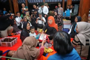 Gubernur Khofifah Kunjungi Warga Terdampak Longsor Di Trenggalek, Siapkan Renovasi Rumah!