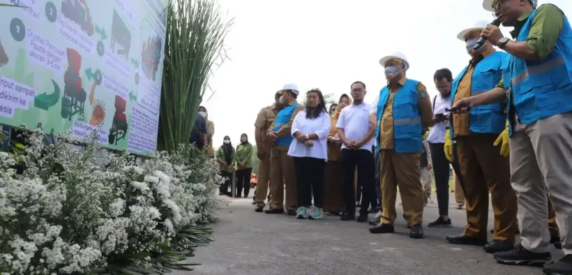 Pemerintah Kabupaten Jombang melalui Dinas Lingkungan Hidup juga telah meluncurkan program Refuse Derived Fuel (RDF) - Sampah