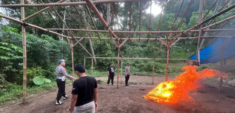 Aparat kepolisian dari Polsek Gedangan, Kabupaten Malang mengambil tindakan cepat atas laporan masyarakat terkait aktivitas sabung ayam
