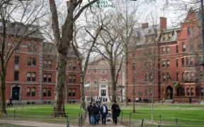 Pemerintahan Donald Trump berupaya cabut izin Universitas Harvard dalam menerima mahasiswa internasional mendapat ganjalan hukum.