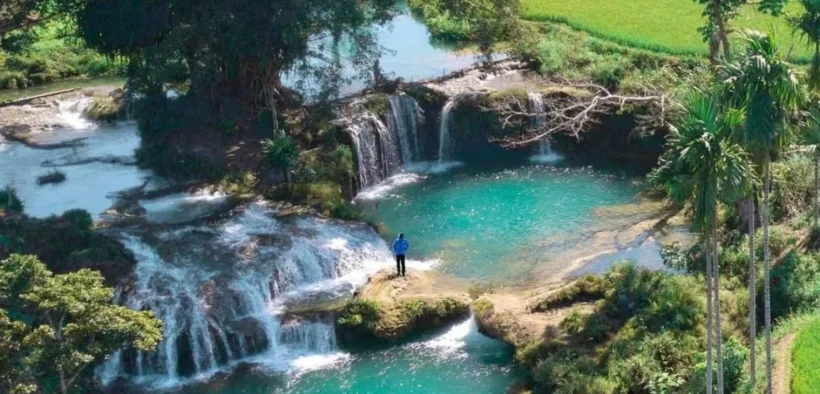 Weekacura Waterfall, air terjun unik yang mengalir tenang di tengah hamparan sawah hijau sumba Barat Daya.