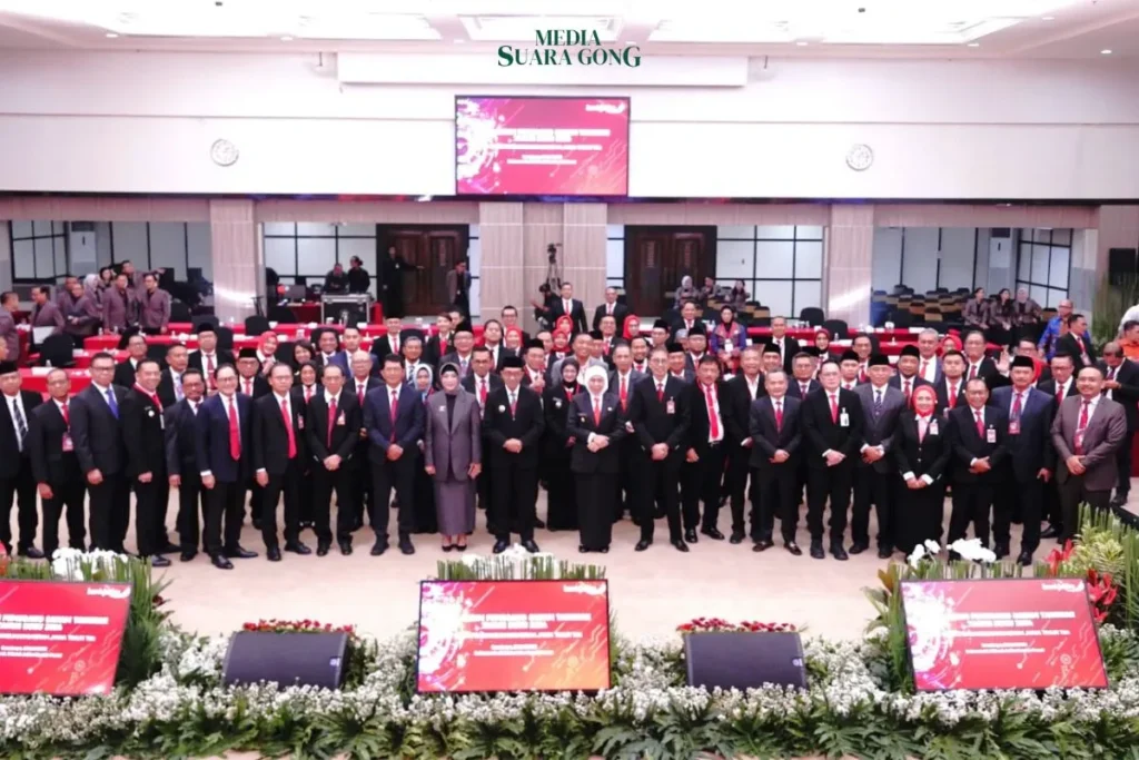 Bank Jatim membagikan dividen sebesar Rp 821 miliar dalam RUPS Tahunan 2024 dan mengangkat Winardi Legowo sebagai calon Direktur Utama. Simak capaian kinerja dan strategi ekspansi terbaru Bank Jatim di tengah pertumbuhan ekonomi Jawa Timur.