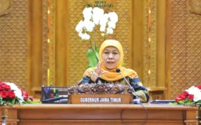 Khofifah mengingatkan pentingnya percepatan dan dampak program kerja Perangkat daerah, Dalam Rapat Pleno Kamis malam (22/5/2025).