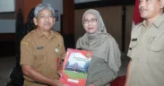 Ft : Sekda Edy Soepriyanto saat menyerahkan SK Pensiun Kepada 104 PNS di pendopo Manggala Praja Nugraha