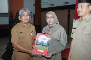 Sekda Edy Serahkan SK Pensiun Kepada 104 PNS Di Trenggalek