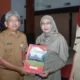 Ft : Sekda Edy Soepriyanto saat menyerahkan SK Pensiun Kepada 104 PNS di pendopo Manggala Praja Nugraha