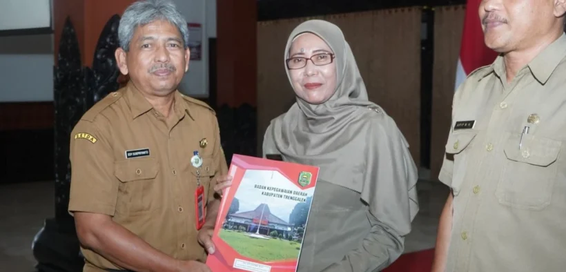Ft : Sekda Edy Soepriyanto saat menyerahkan SK Pensiun Kepada 104 PNS di pendopo Manggala Praja Nugraha
