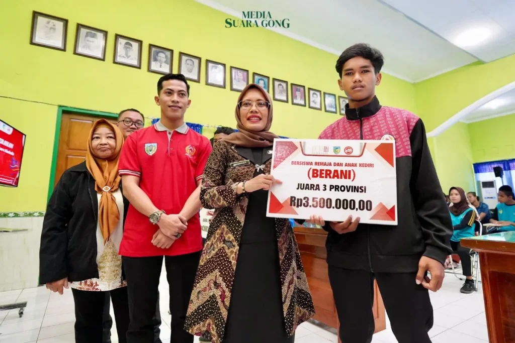 Sebanyak 50 atlet menerima beasiswa dari Bupati Kediri, Hanindhito Himawan Pramana atau yang akrab disapa Mas Dhito