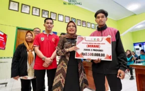 Sebanyak 50 atlet menerima beasiswa dari Bupati Kediri, Hanindhito Himawan Pramana atau yang akrab disapa Mas Dhito