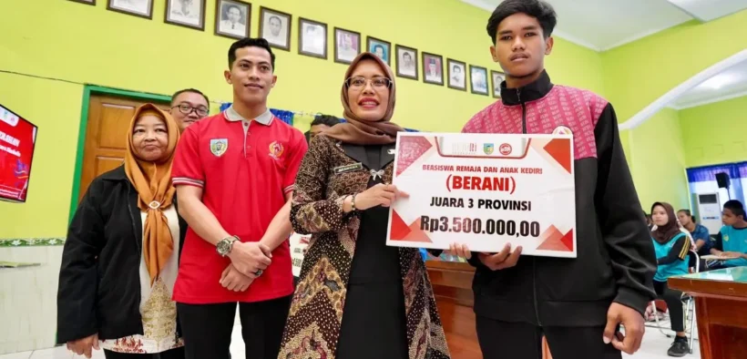 Sebanyak 50 atlet menerima beasiswa dari Bupati Kediri, Hanindhito Himawan Pramana atau yang akrab disapa Mas Dhito