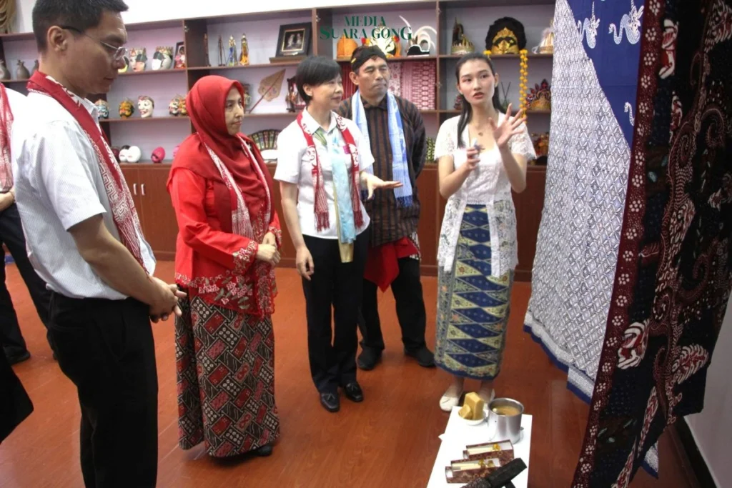 Fakultas Ilmu Budaya (FIB) UB baru saja meresmikan Rumah Budaya Indonesia (RBI) ke-2 di Guangxi Normal University (GXNU), Guilin, Tiongkok,