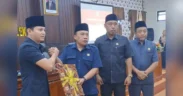 Bupati Arifin saat menyerahkan Nota Penjelasan Usulan Ranperda Pembentukan dan Susunan Perangkat Daerah ke DPRD (Mil/Pers)