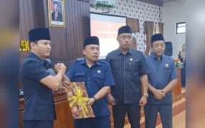Bupati Arifin saat menyerahkan Nota Penjelasan Usulan Ranperda Pembentukan dan Susunan Perangkat Daerah ke DPRD (Mil/Pers)