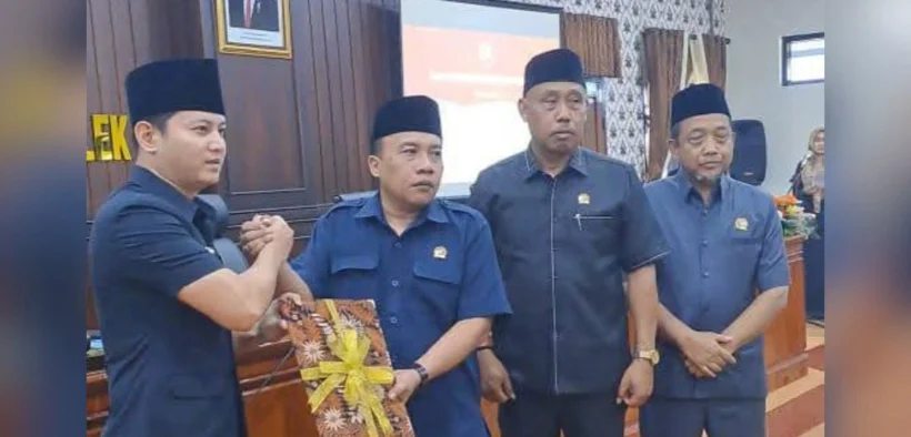 Bupati Arifin saat menyerahkan Nota Penjelasan Usulan Ranperda Pembentukan dan Susunan Perangkat Daerah ke DPRD (Mil/Pers)