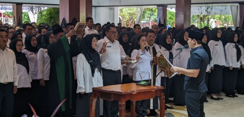Bupati Trenggalek, Mochammad Nur Arifin resmi melantik 992 Aparatur Sipil Negara (ASN) tahun anggaran 2024. Di Pendopo Manggala Praja Nugraha, Kamis (15/05/2025)