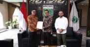 Kepala Kantor Pertanahan Kota Batu menyerahkan enam sertifikat Redistribusi tanah kepada Pemerintah Kota Batu.
