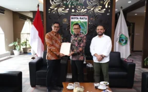 Kepala Kantor Pertanahan Kota Batu menyerahkan enam sertifikat Redistribusi tanah kepada Pemerintah Kota Batu.