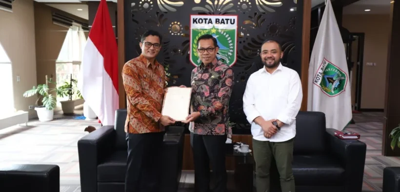 Kepala Kantor Pertanahan Kota Batu menyerahkan enam sertifikat Redistribusi tanah kepada Pemerintah Kota Batu.