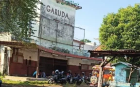 Jalan Dr Sutomo, Kelurahan Tisnonegaran, Kecamatan Kanigaran, Kota Probolinggo, Bioskop Garuda pernah jadi ikon hiburan utama bagi warga setempat Pada era 1980-an hingga awal 1990-an