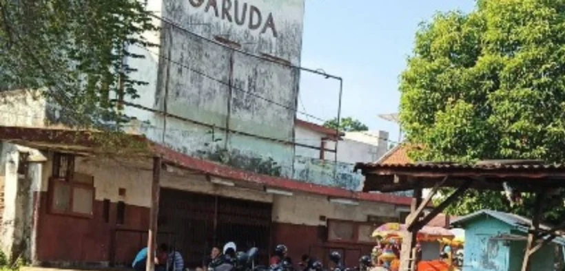 Jalan Dr Sutomo, Kelurahan Tisnonegaran, Kecamatan Kanigaran, Kota Probolinggo, Bioskop Garuda pernah jadi ikon hiburan utama bagi warga setempat Pada era 1980-an hingga awal 1990-an