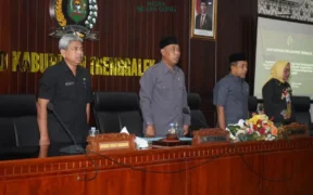 Ft : Sekda Trenggalek saat mengikuti rapat paripurna dengan agenda mendengarkan PU Fraksi atas Raperda tentang Perangkat Daerah
