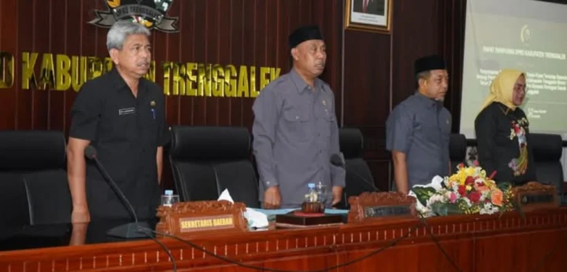 Ft : Sekda Trenggalek saat mengikuti rapat paripurna dengan agenda mendengarkan PU Fraksi atas Raperda tentang Perangkat Daerah
