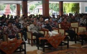 Sekda Edy saat memberikan sambutan dalam sosialisasi kesepakatan pembentukan Koperasi Merah Putih Desa/Kelurahan di Pendopo Manggala Praja Nugraha Trenggalek (Mil/Pers)