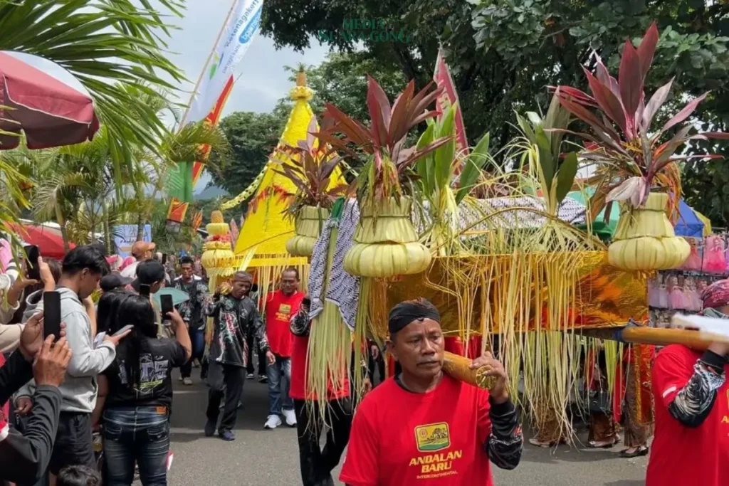 Ratusan nelayan di Perairan Prigi Kecamatan Watulimo Kabupaten Trenggalek menggelar tradisi Larung Sembonyo.