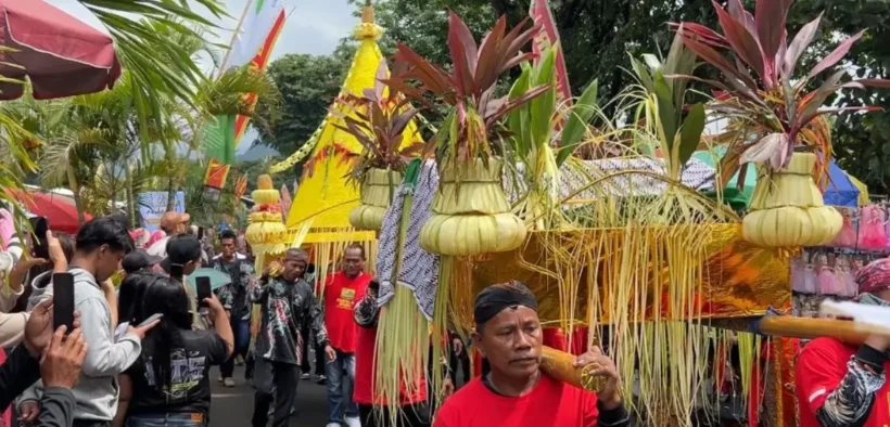 Ratusan nelayan di Perairan Prigi Kecamatan Watulimo Kabupaten Trenggalek menggelar tradisi Larung Sembonyo.