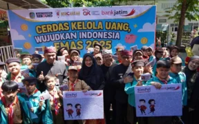 Sebanyak 1.000 siswa dibukakan rekening di Bank Jatim pada kegiatan bulan literasi keuangan di Banyuwangi pada hari Jumat (2/5/2025).