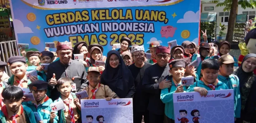 Sebanyak 1.000 siswa dibukakan rekening di Bank Jatim pada kegiatan bulan literasi keuangan di Banyuwangi pada hari Jumat (2/5/2025).