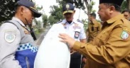Pada Selasa (20/5/2025), Bupati Jombang Warsubi meninjau proses perbaikan Penerangan Jalan di ruas jalan Ploso