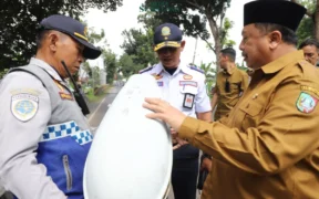 Pada Selasa (20/5/2025), Bupati Jombang Warsubi meninjau proses perbaikan Penerangan Jalan di ruas jalan Ploso