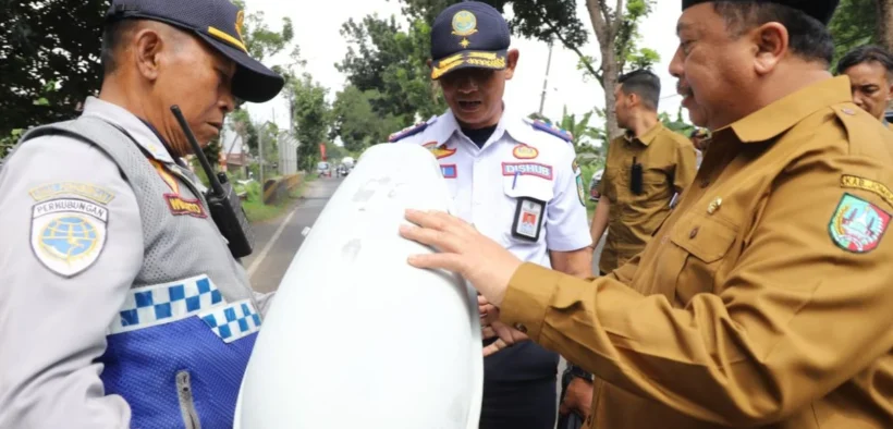 Pada Selasa (20/5/2025), Bupati Jombang Warsubi meninjau proses perbaikan Penerangan Jalan di ruas jalan Ploso