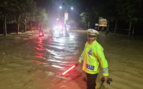 Ruas Jalan Di Trenggalek Terendam Banjir, Polisi Lakukan Rekayasa Lalulintas