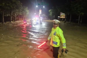 Ruas Jalan Di Trenggalek Terendam Banjir, Polisi Lakukan Rekayasa Lalulintas
