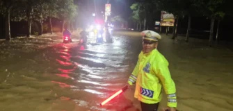 Ruas Jalan Di Trenggalek Terendam Banjir, Polisi Lakukan Rekayasa Lalulintas