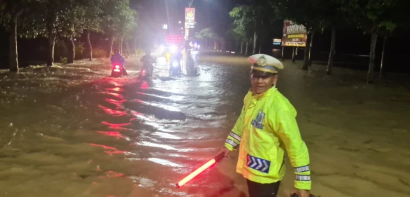 Ruas Jalan Di Trenggalek Terendam Banjir, Polisi Lakukan Rekayasa Lalulintas